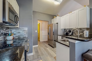 Kühlschrank, Mikrowelle, Ofen, Herdplatte