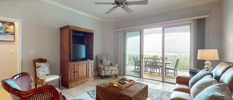 Una televisión, un reproductor de DVD, una mesa de tenis de mesa, libros