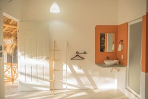 Douche, serviettes fournies, savon, papier toilette