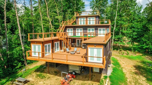 Tranquil 3-bedroom 3.5 Bath Tree house in Lookout Mountain plus cottage