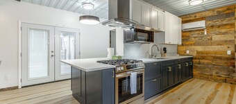 Tranquil 3-bedroom 3.5 Bath Tree house in Lookout Mountain plus cottage