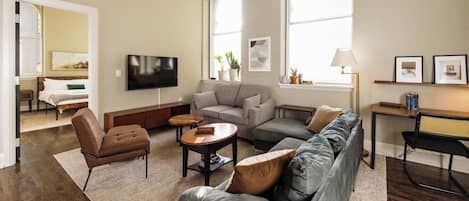 Een televisie en boeken