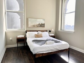 2 bedrooms, desk, iron/ironing board, WiFi