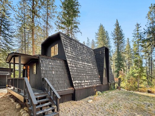 Modern Mountain Cabin on the River