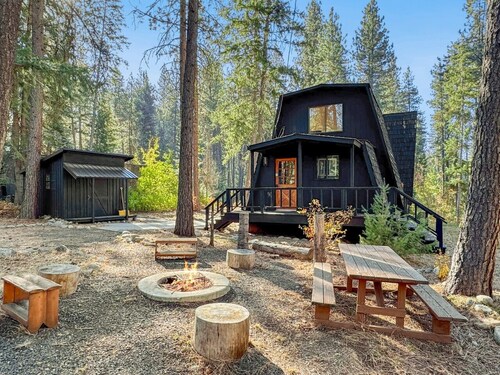 Modern Mountain Cabin on the River