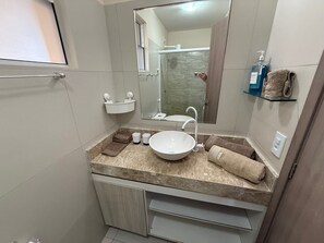 Apartment | Bathroom - Hosts BR - Vista Mar no Cumbuco  (Caucaia)