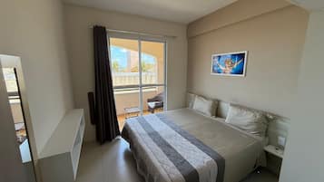 Apartment | Blackout drapes, free WiFi