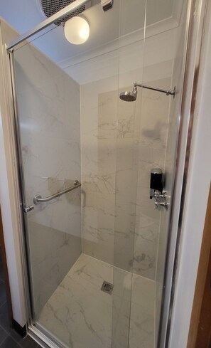 Free toiletries, soap, shampoo, toilet paper - Donald Motor Lodge (Donald)