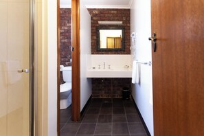 Kostenlose Toilettenartikel, Seife, Shampoo, Toilettenpapier