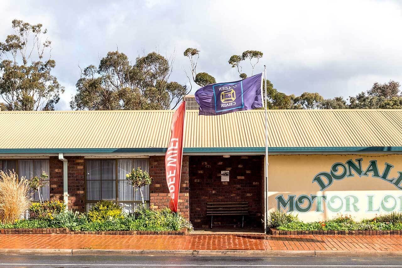 Um edifício com uma placa que diz 'DONALD MOTOR LOFT'.