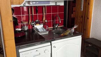 Microondas, horno, placa de cocina y lavavajillas