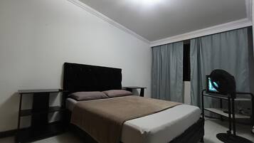 3 habitaciones, tabla de planchar con plancha, internet y ropa de cama
