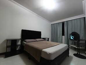 3 bedrooms, iron/ironing board, internet, bed sheets