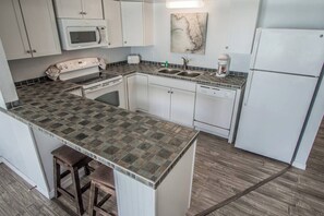 Frigorífico, microondas, horno y placa de cocina