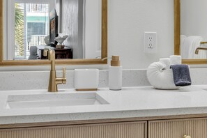 Regadera, secadora de cabello, toallas 