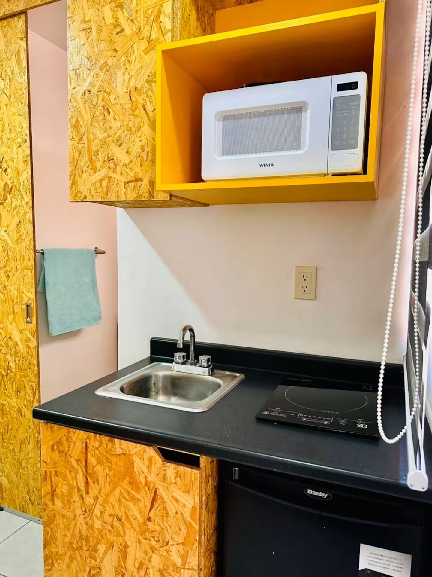 Estudio económico, 1 cama individual | Cocina privada | Microondas, parrilla de estufa y utensilios de cocina 