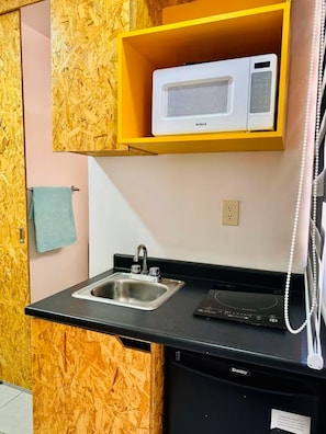 Economy Studio, 1 Twin Bed | Private kitchen | Microwave, stovetop, cookware/dishes/utensils