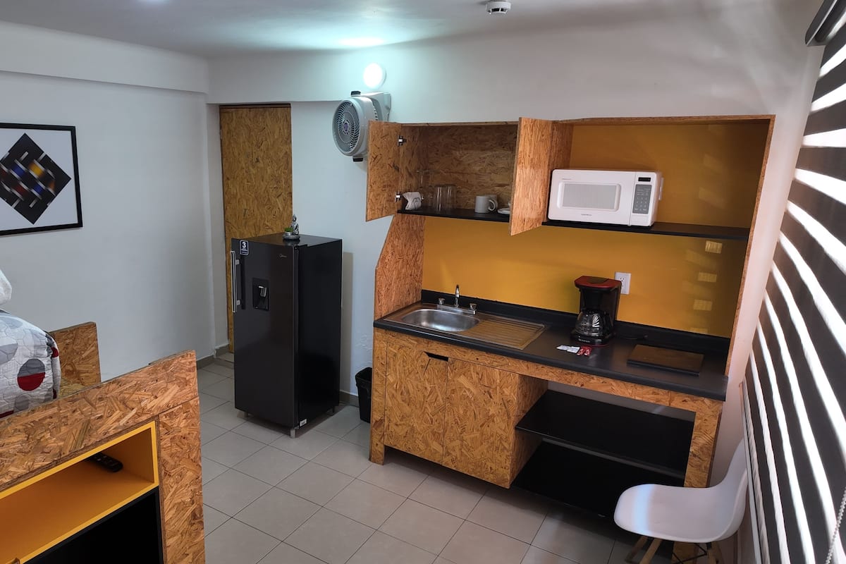 Economy Studio, 1 Double Bed | Desk, iron/ironing board, free WiFi