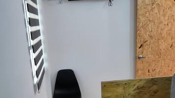 Apartemen Ekonomi, 2 kamar tidur | Meja kerja, setrika/meja setrika, dan Wi-Fi gratis