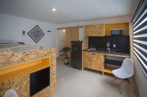 Escritorio, tabla de planchar con plancha y wifi gratis 