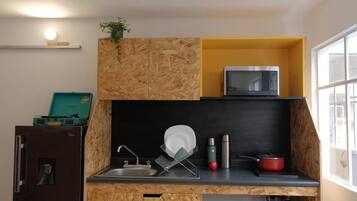 Estudio económico, 1 cama matrimonial | Cocina privada | Microondas, parrilla de estufa y utensilios de cocina