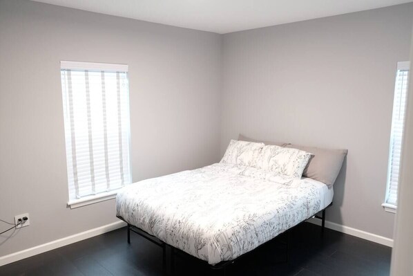 2 makuuhuonetta, silitysrauta/-lauta, Wi-Fi, vuodevaatteet