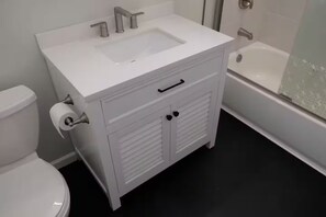 Secador de pelo, toallas, jabón y papel higiénico