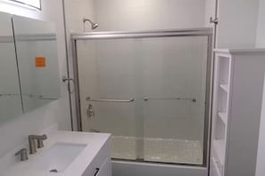 Haartrockner, Handtücher, Seife, Toilettenpapier