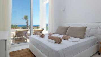 Villa Deluxe, balcon, vue mer | Coffres-forts dans les chambres, fer et planche Ă repasser