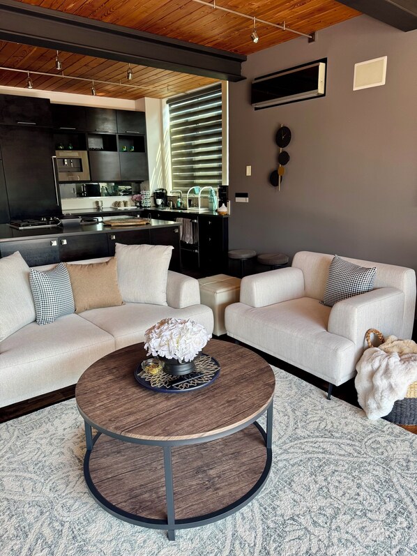 Smart TV, fireplace