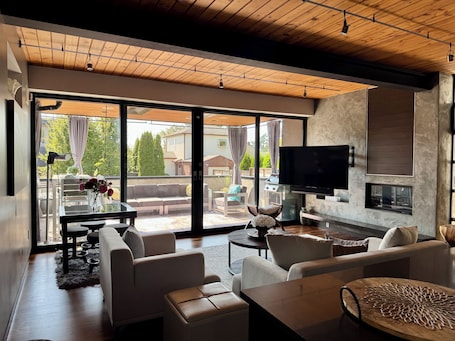 Smart TV, fireplace. Experience modern elegance in the best location Kirkland has to offer.