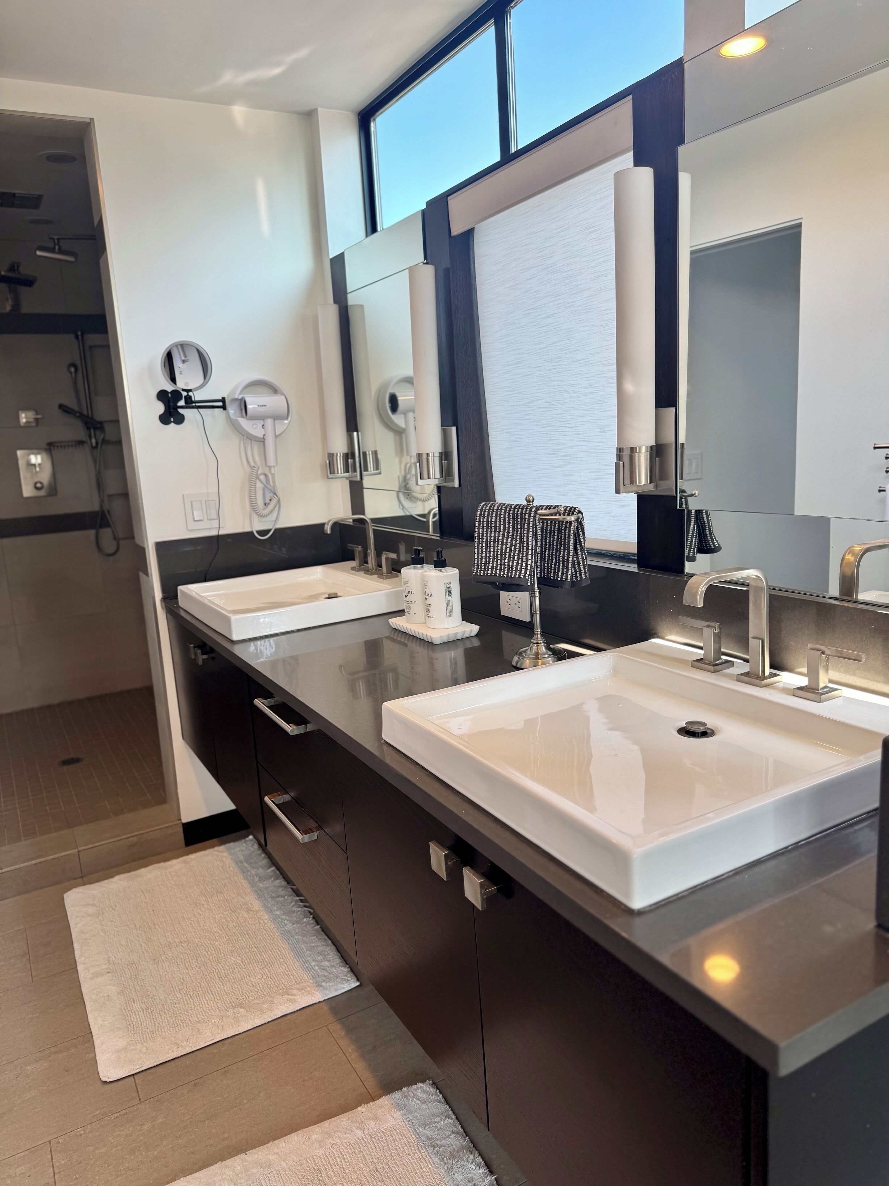 Shower, hair dryer, bidet, towels