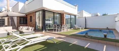 屋外ダイニングエリア