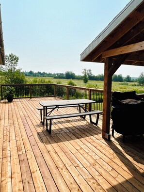 Outdoor dining - Coastal Charm Meets Country Calm | Relaxing Cottage with Water Views & Hot Tub (Cocagne)