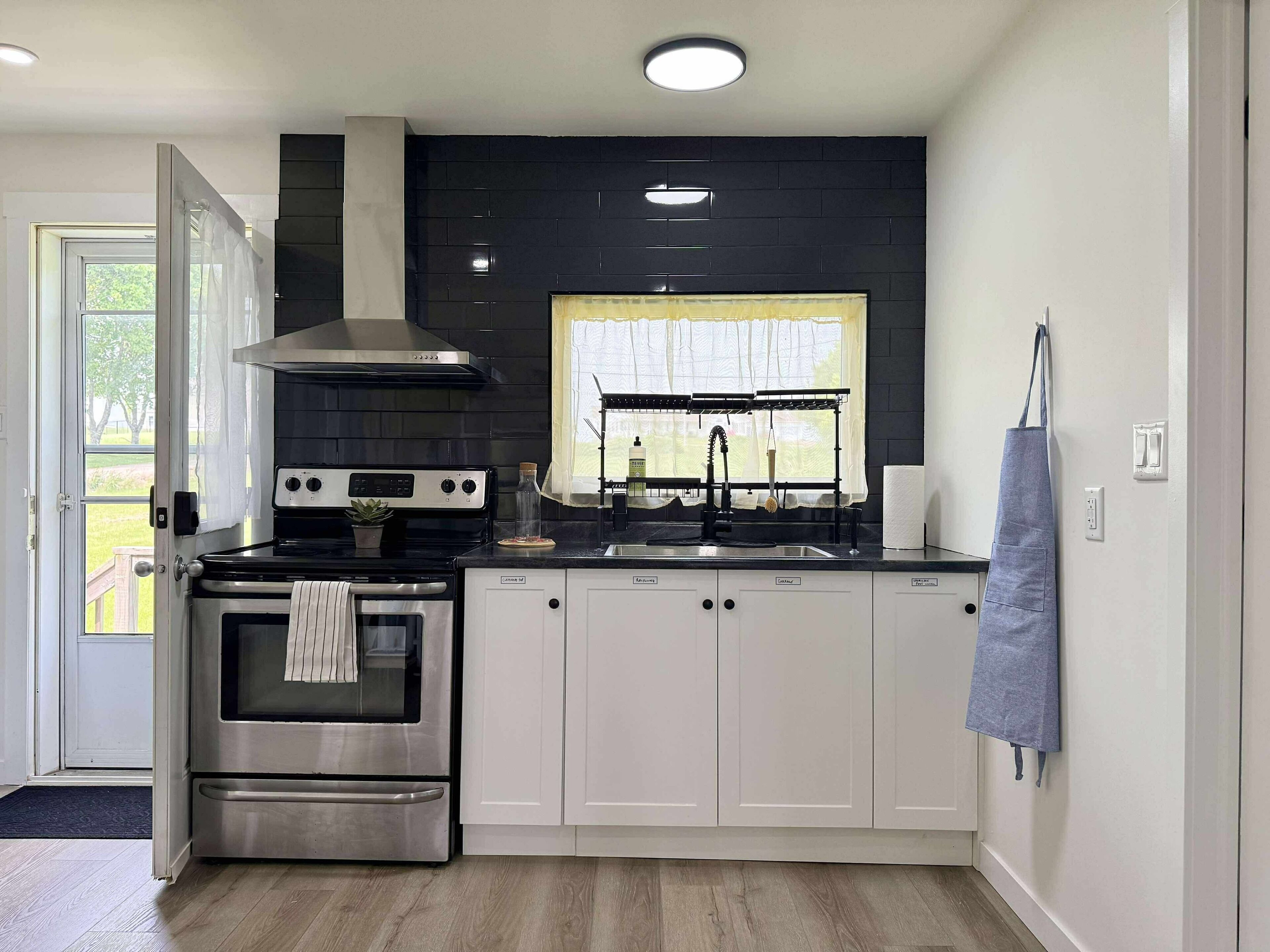 Een koelkast, een oven, een kookplaat, een koffiezetapparaat/waterkoker