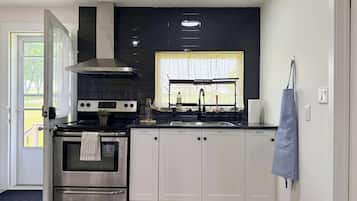 Fridge, oven, stovetop, coffee/tea maker