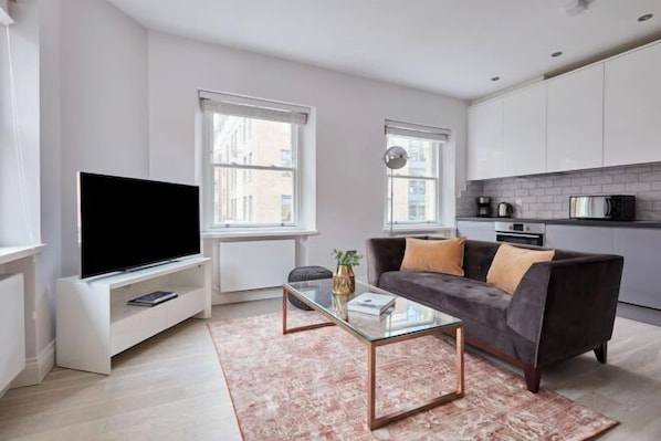 Room - 6VH Virginia House, 31 Bloomsbury Way by City Living London (London)