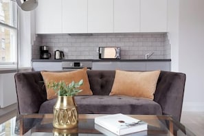 Room - 6VH Virginia House, 31 Bloomsbury Way by City Living London (London)
