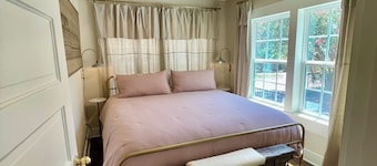 Charming 3-bedroom cottage in Historic McKinney, three blocks from the square.