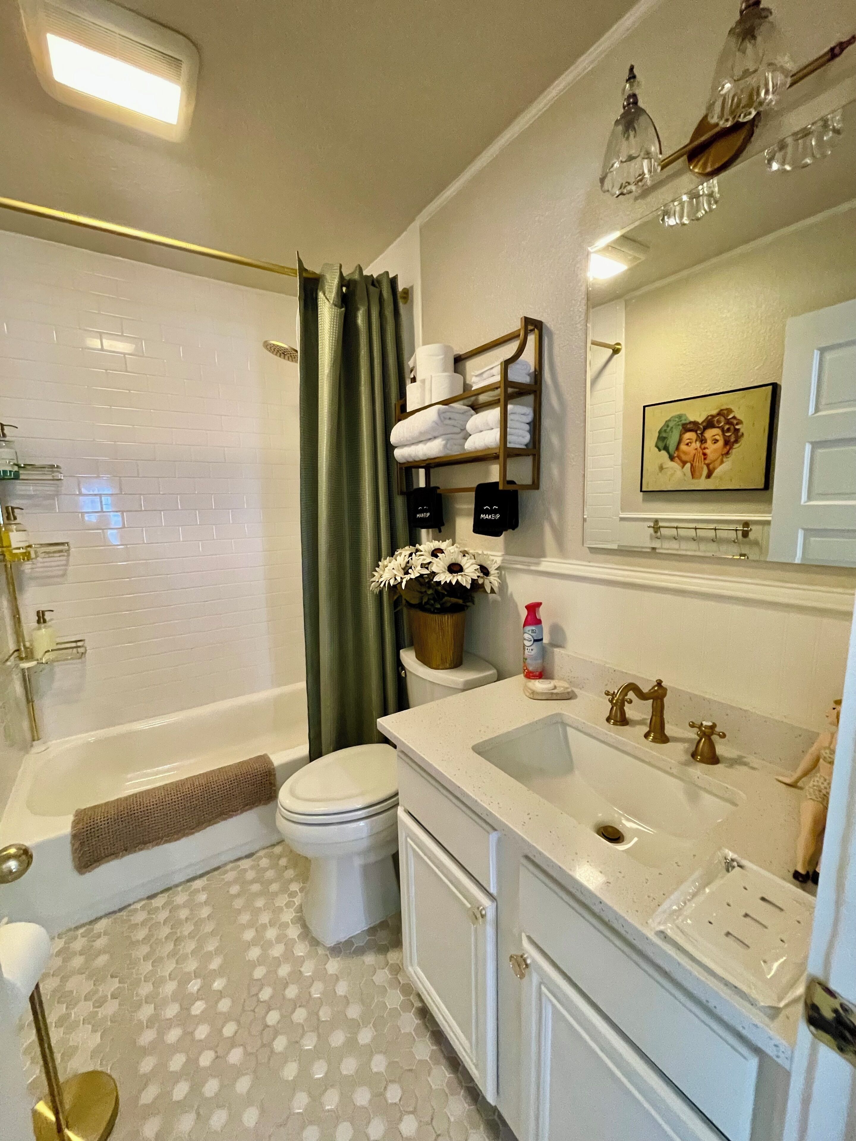 Une salle de bain équipée d’une baignoire, de toilettes, d’un lavabo et d’une douche.