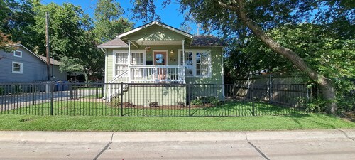 Charming 3-bedroom cottage in Historic McKinney, three blocks from the square.