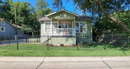 Charming 3-bedroom cottage in Historic McKinney, three blocks from the square.