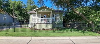 Charming 3-bedroom cottage in Historic McKinney, three blocks from the square.