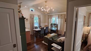 3 bedrooms, iron/ironing board, Internet, bed sheets