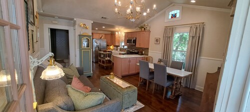 Charming 3-bedroom cottage in Historic McKinney, three blocks from the square.