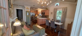 Charming 3-bedroom cottage in Historic McKinney, three blocks from the square.