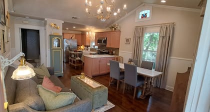 Charming 3-bedroom cottage in Historic McKinney, three blocks from the square.