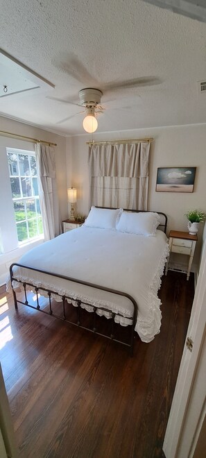 3 bedrooms, iron/ironing board, Internet, bed sheets