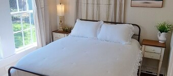 Charming 3-bedroom cottage in Historic McKinney, three blocks from the square.