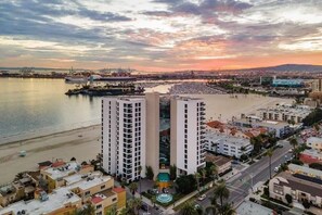 Beach - Oceanside Hermosa, 1 Minute Walk to the Beach, Parking, Kitchen, AC, Fit 4 Guest (Long Beach)